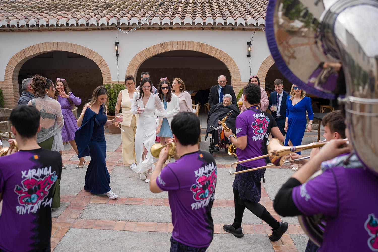 fotógrafo fiesta de boda en valencia con charanga