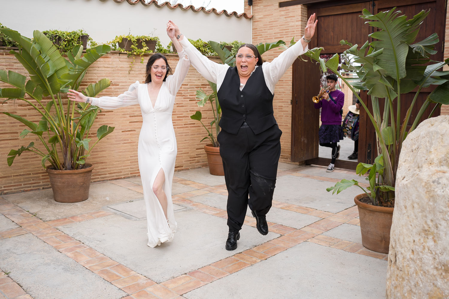 novias saltan y celebran fiesta de boda