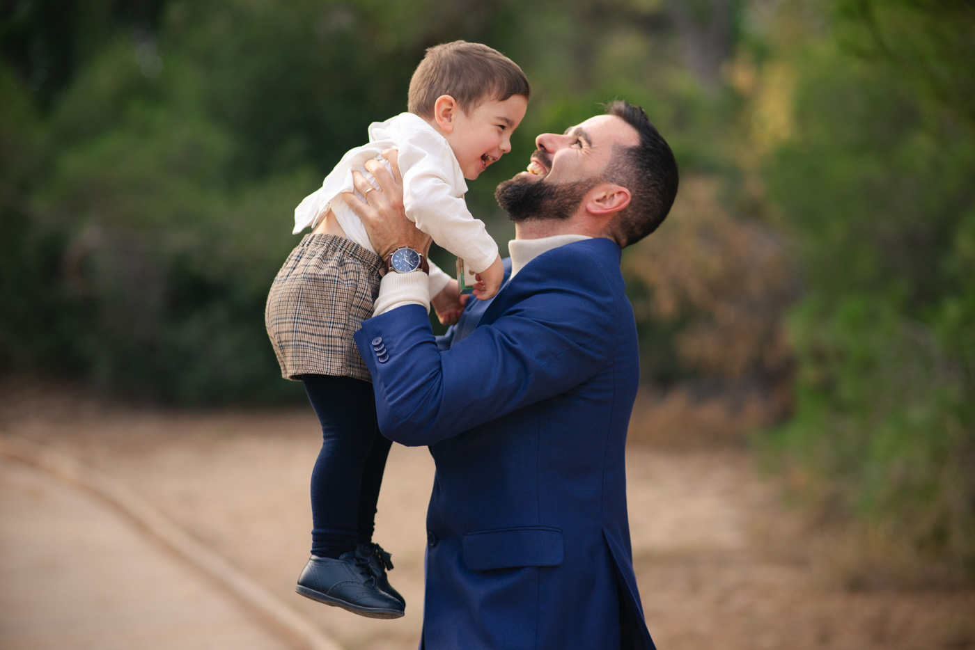 padre juega con su hijo