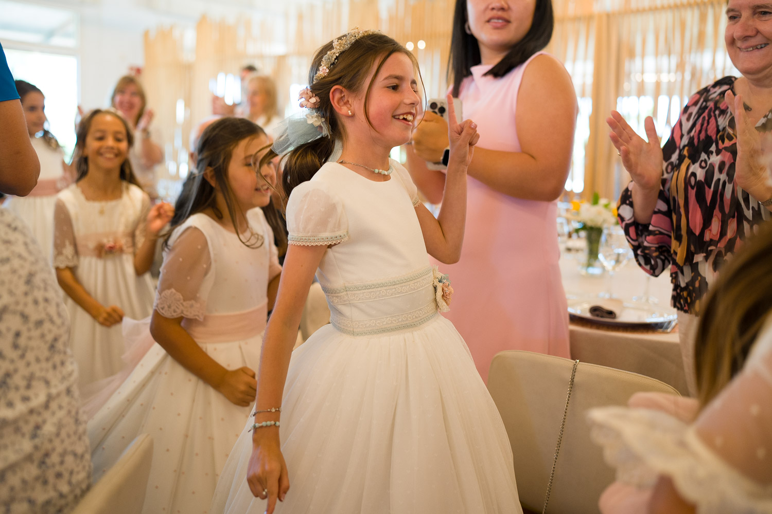 entrada de niña de comunión al banquete