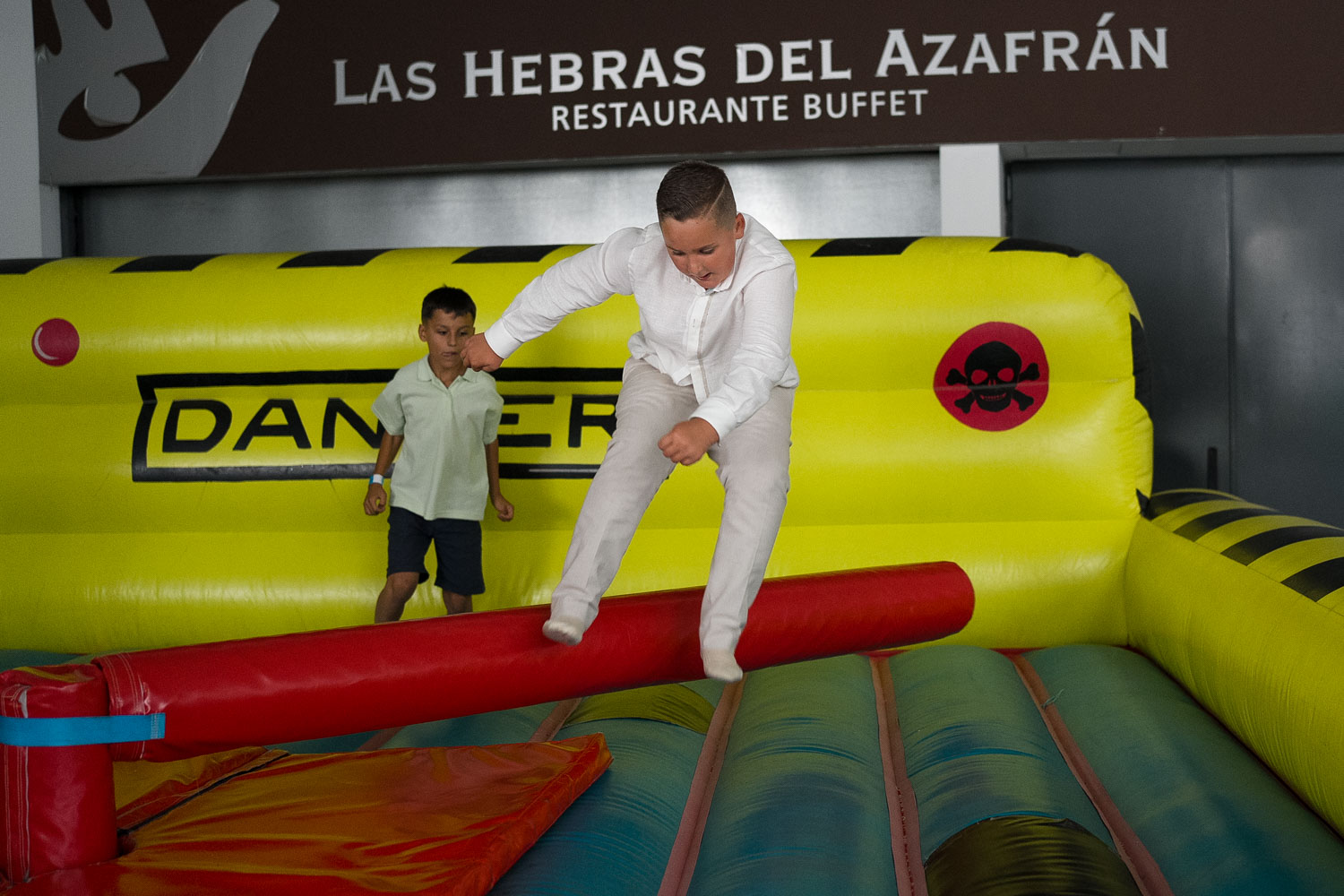 niño juega en su comunión