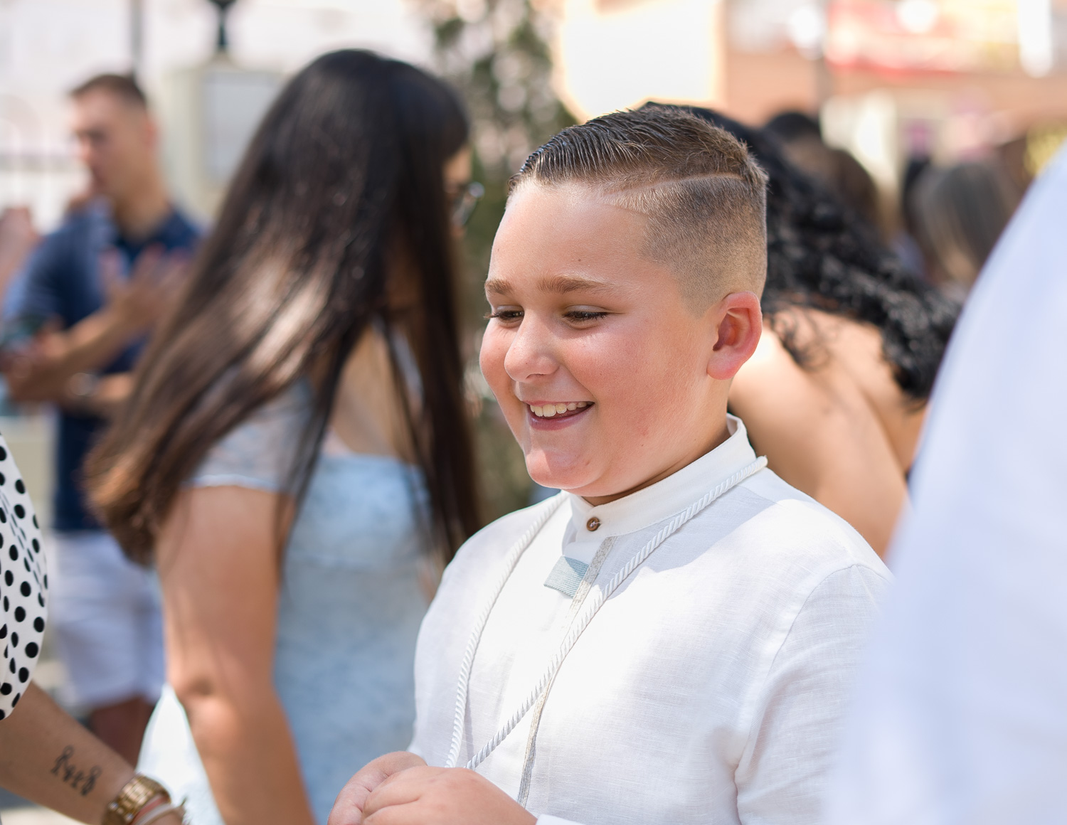 niño ríe en su comunión
