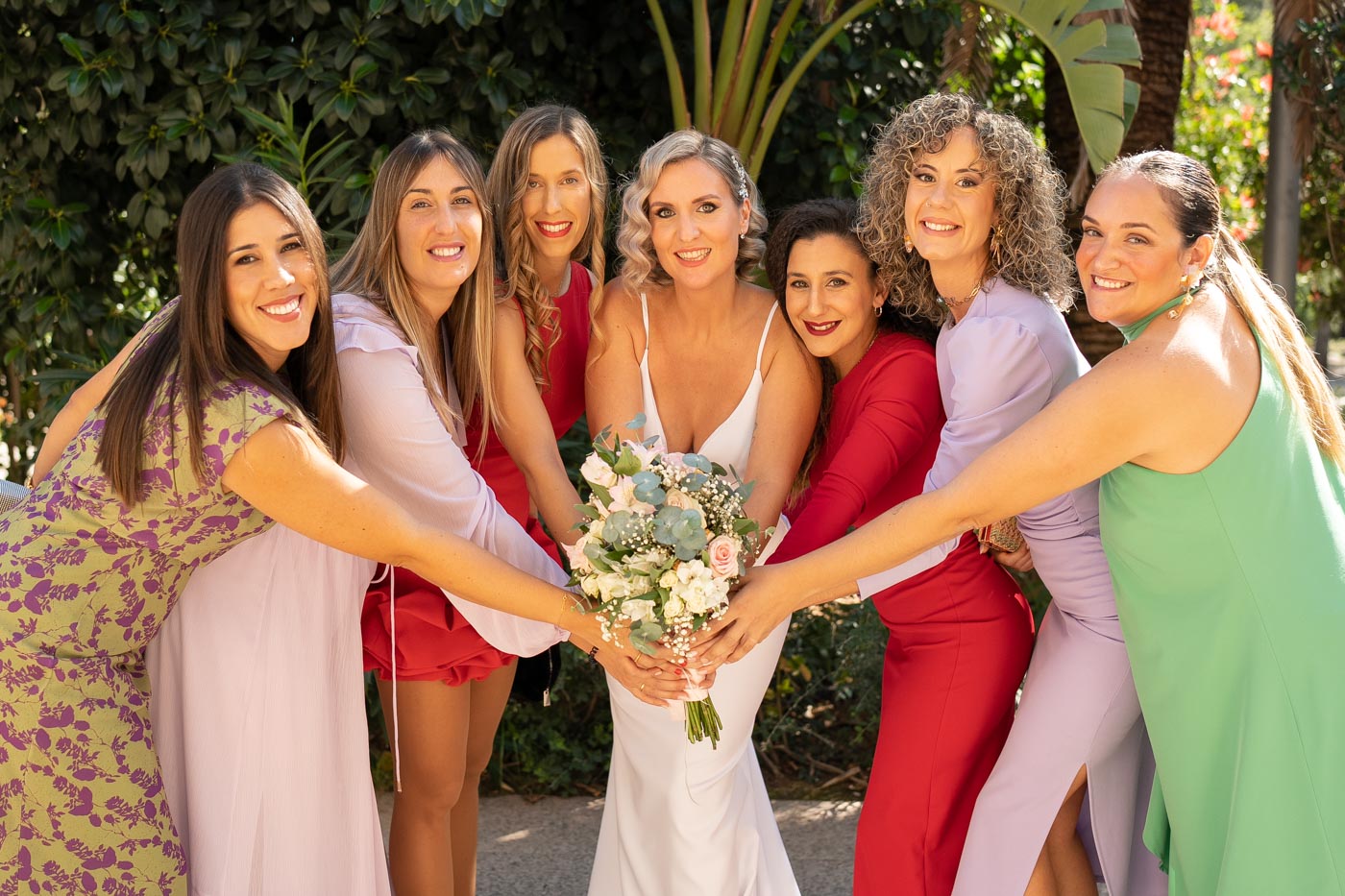 foto de amigas con novia en la boda