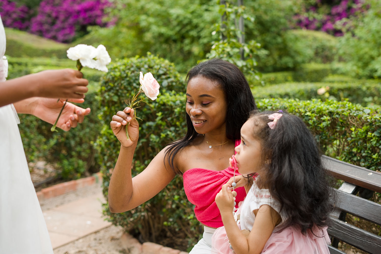 madre con su hija y flores en la mano sesión de comunión