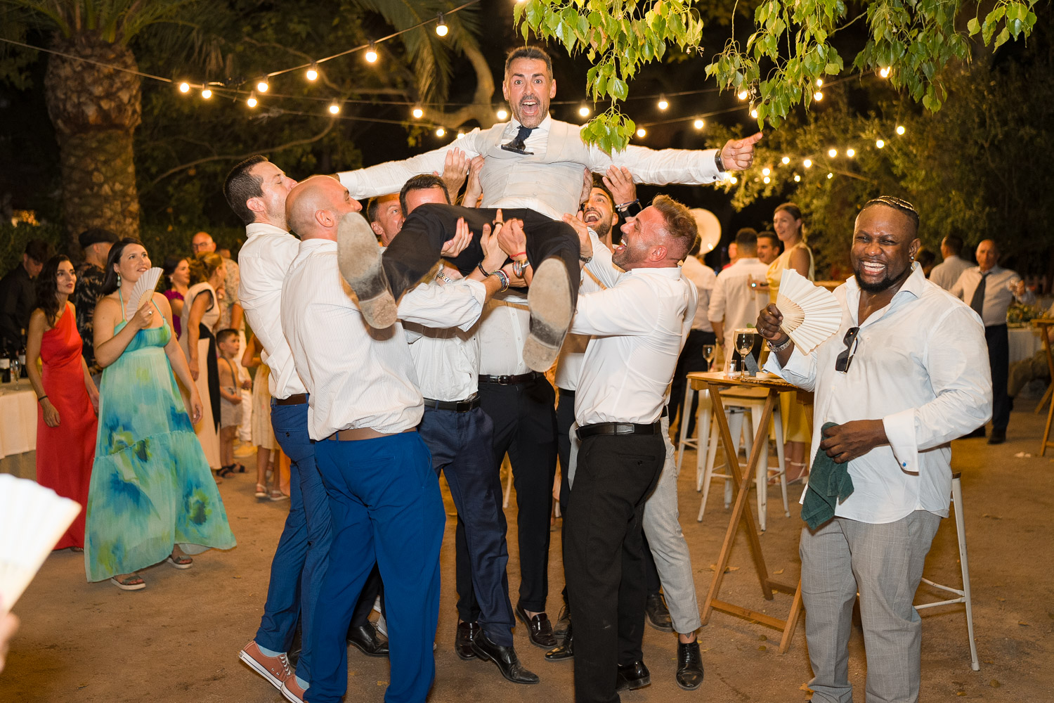 amigos levantan a novio en su boda en Alquería del Magistre