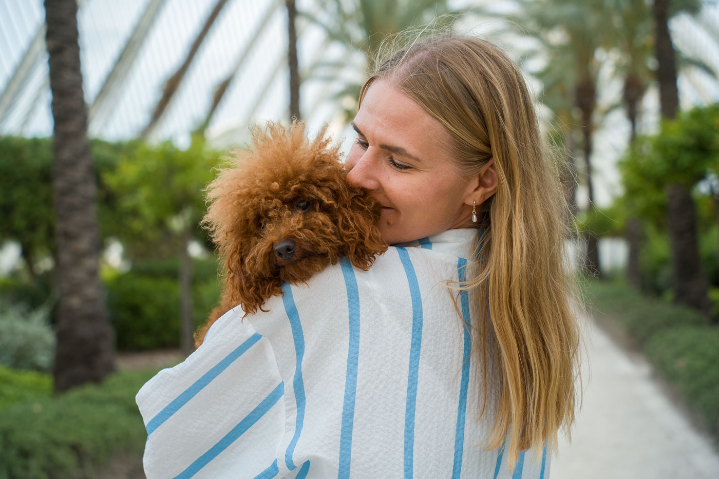 chica con su perro en Valencia
