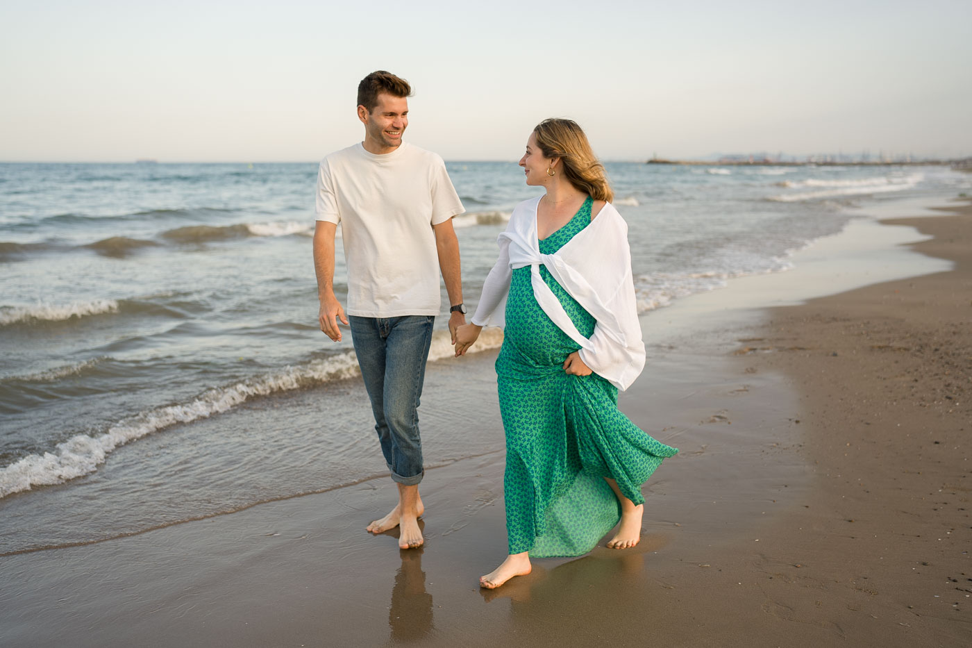 pareja pasea feliz en playa de Valencia