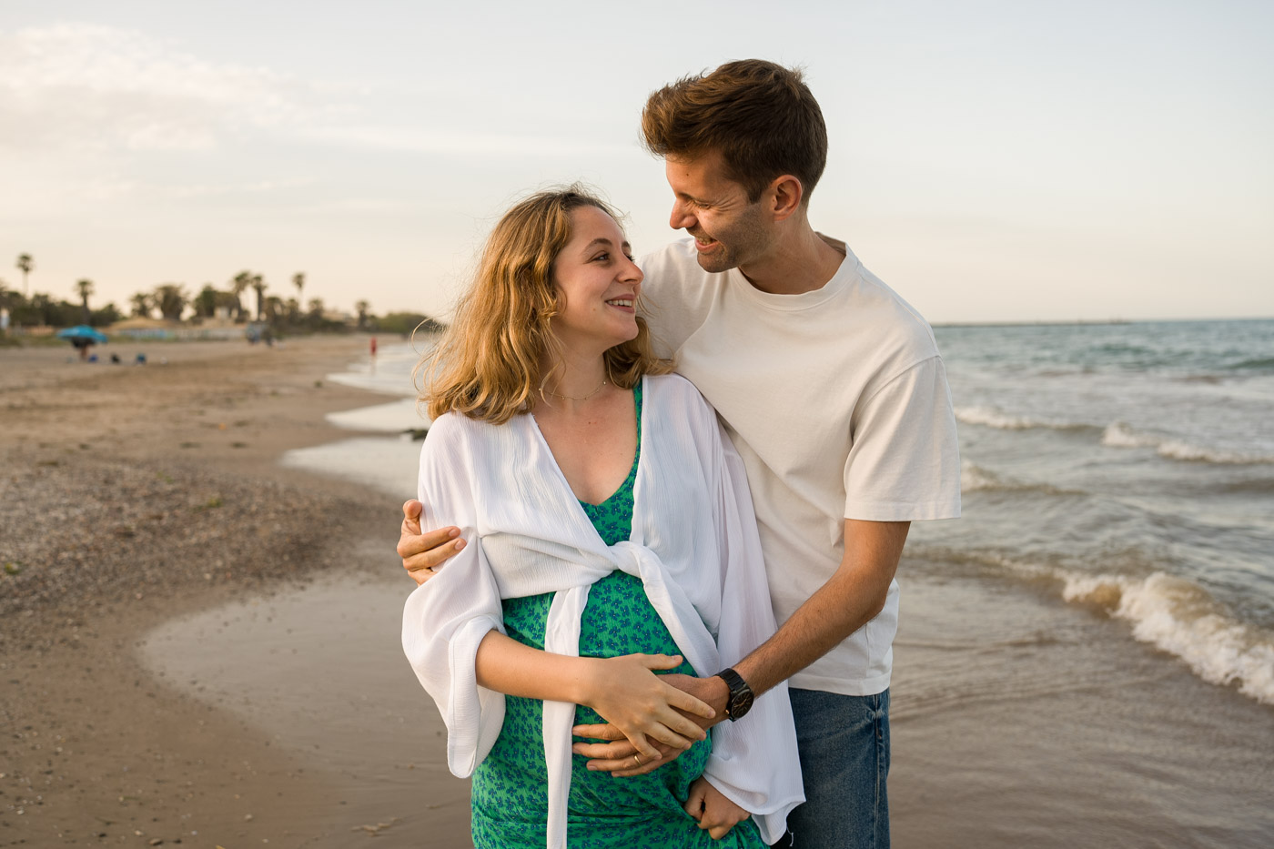 fotografía de embarazada en pareja playa de Valencia