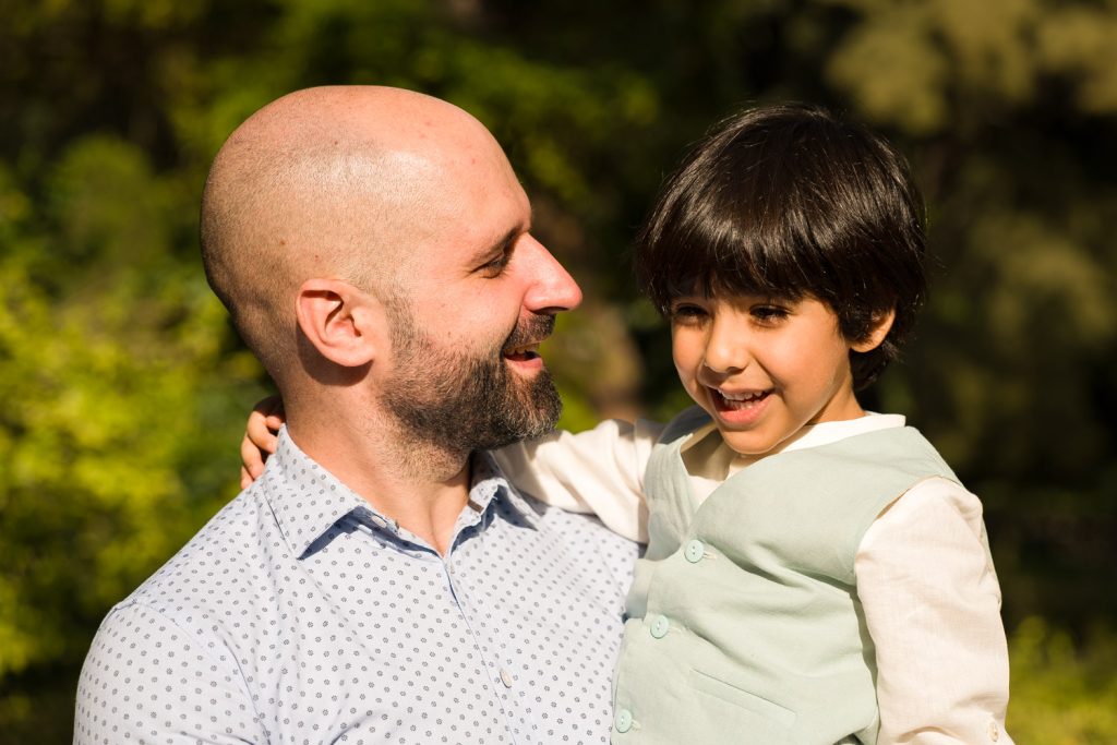 niño ríe con su padre