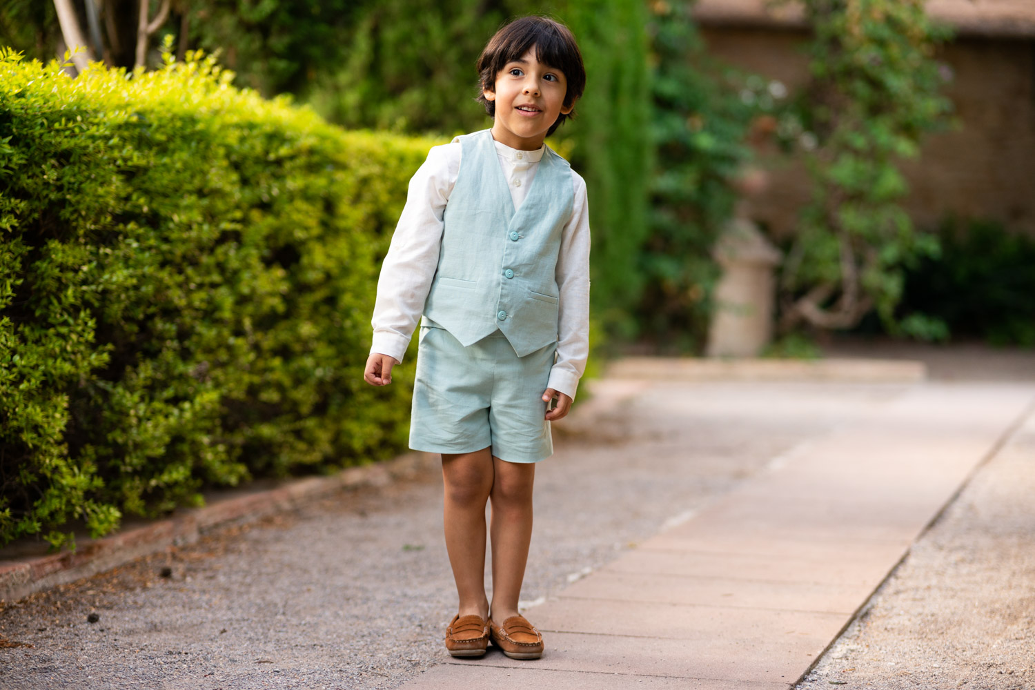 retrato de cuerpo entero de niño pequeño en parque