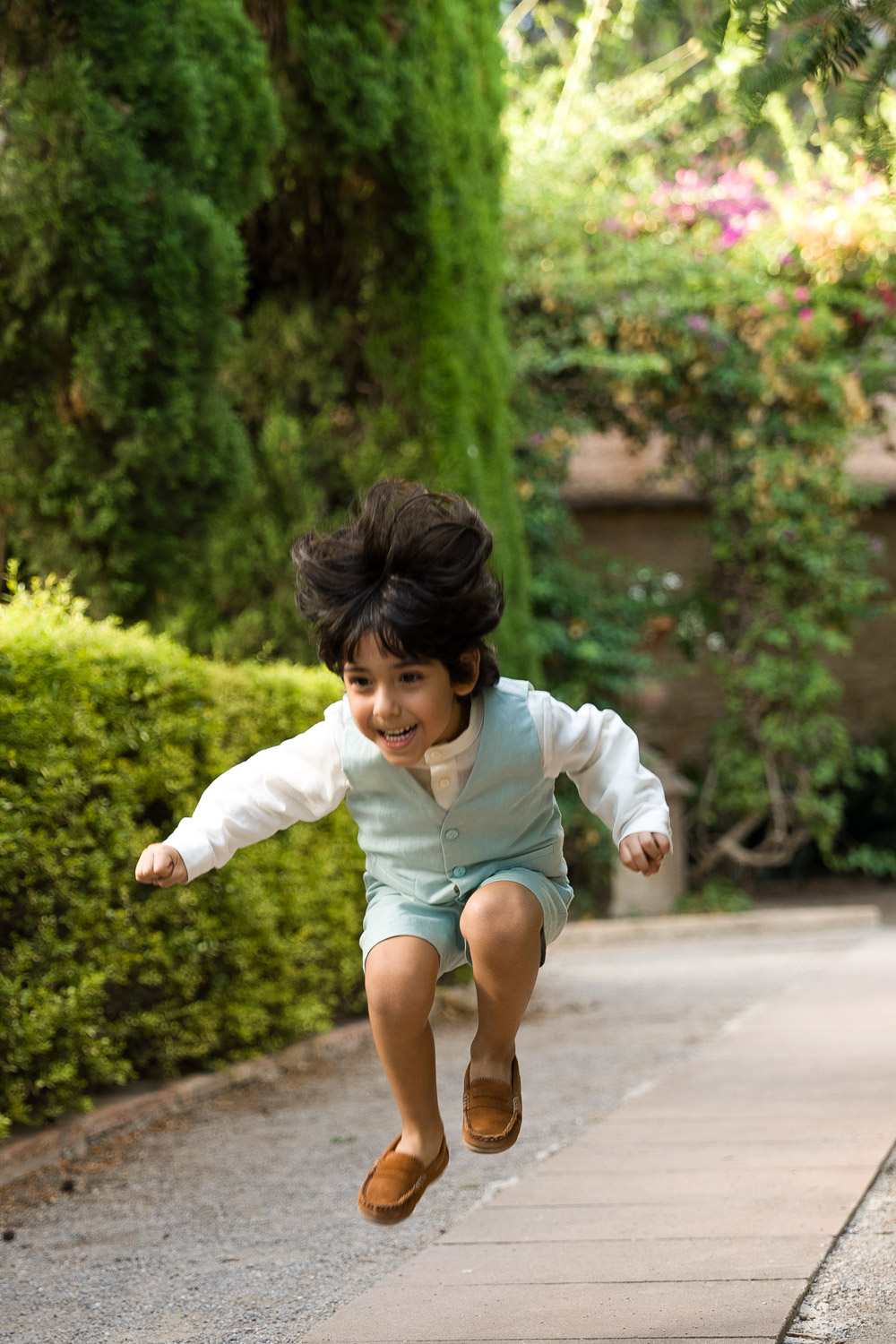 niño salta en parque