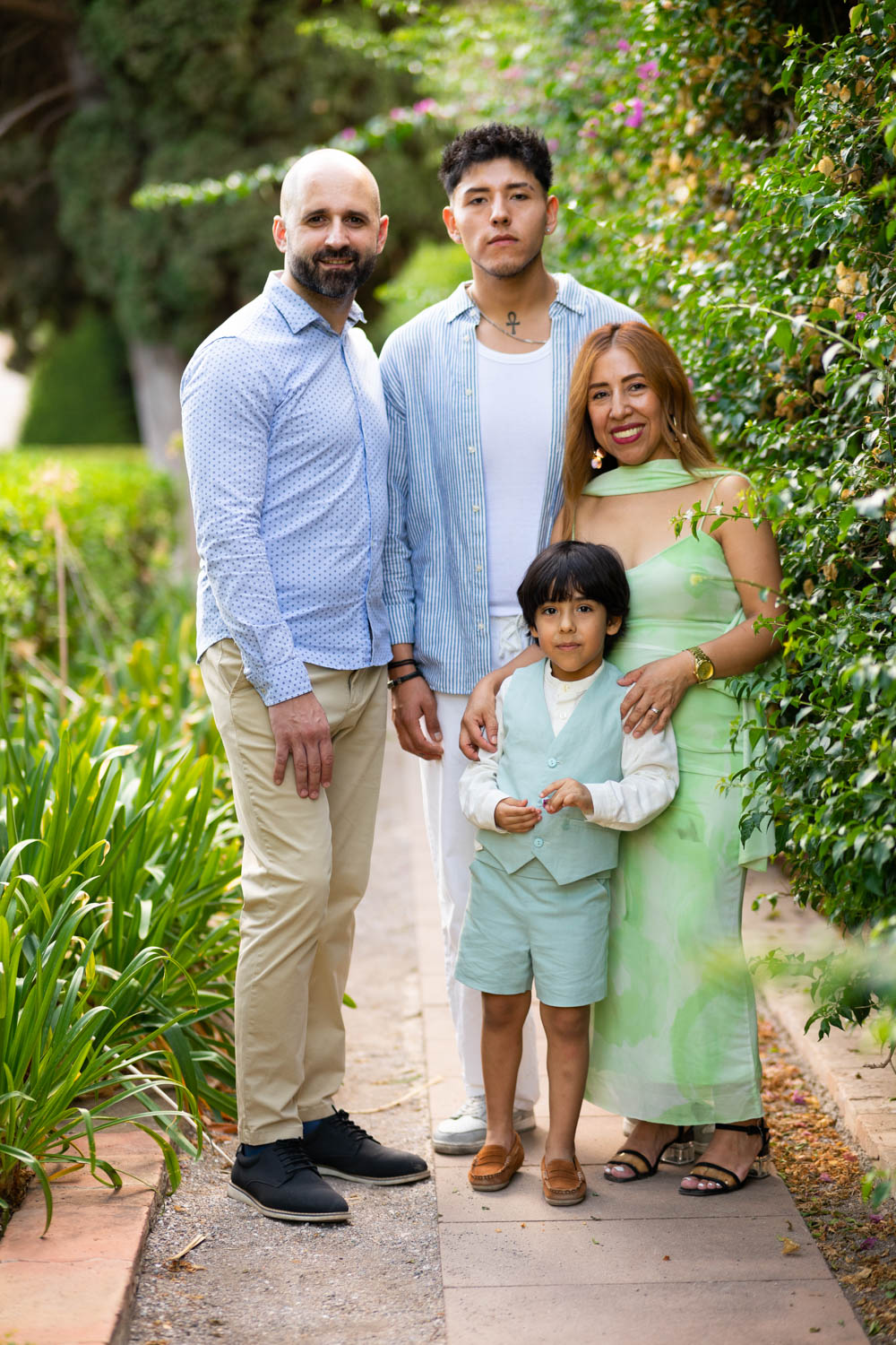 familia junta mira a cámara