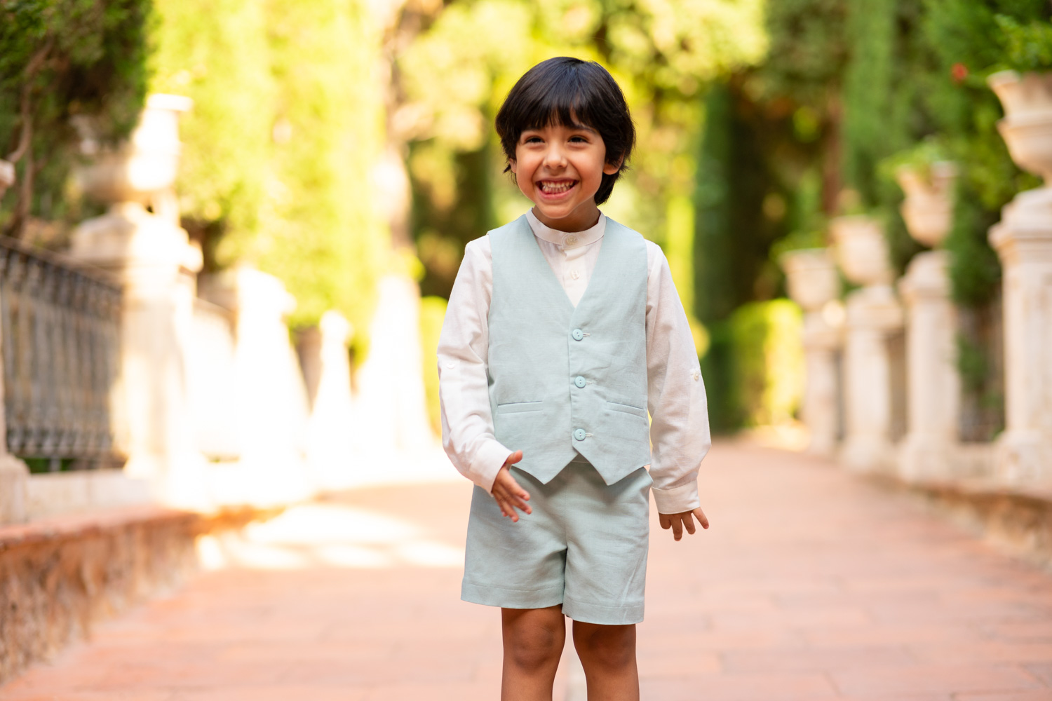 niño ríe en un parque