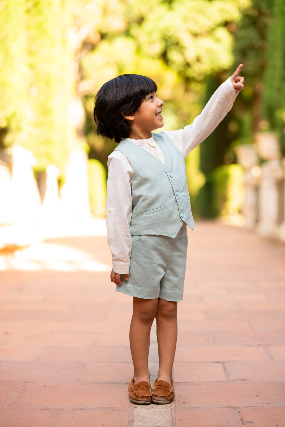 niño pequeño señala algo y ríe