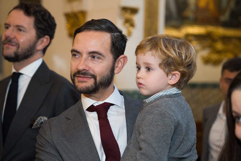 retrato de padre e hijo en ceremonia en iglesia