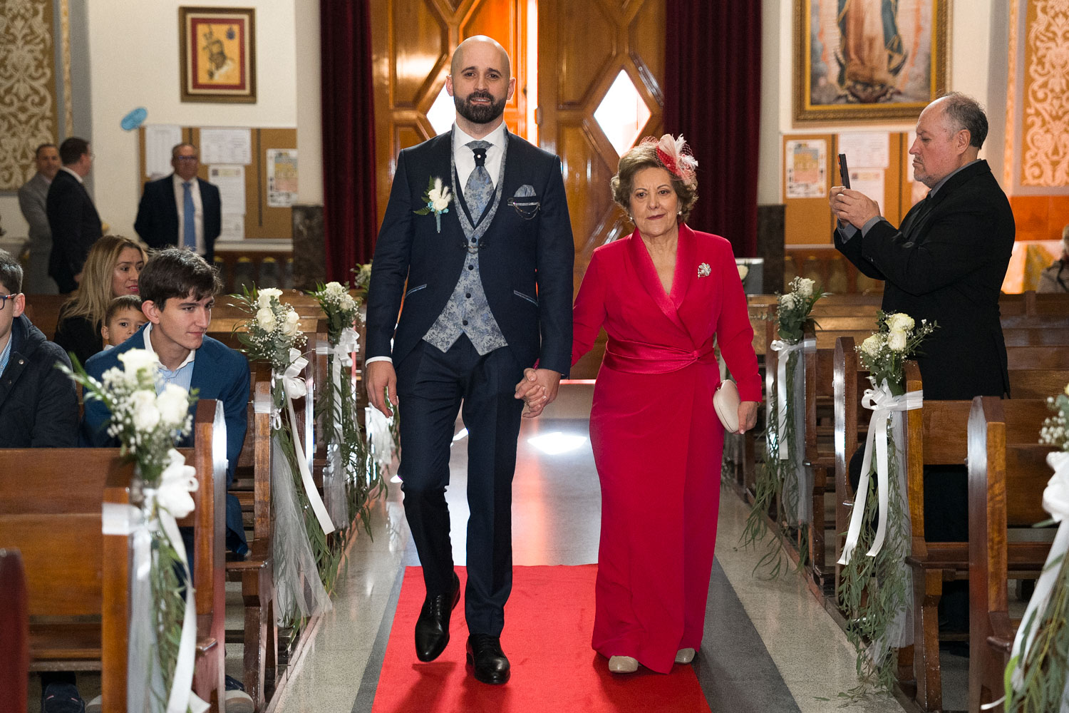 entrada de novio con su madre en iglesia en su boda