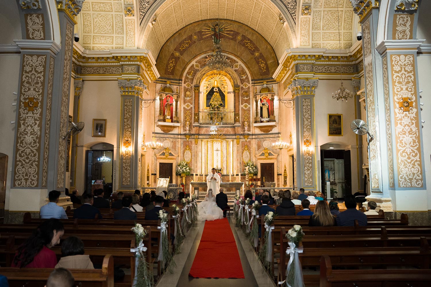 plano general de iglesia en día de boda