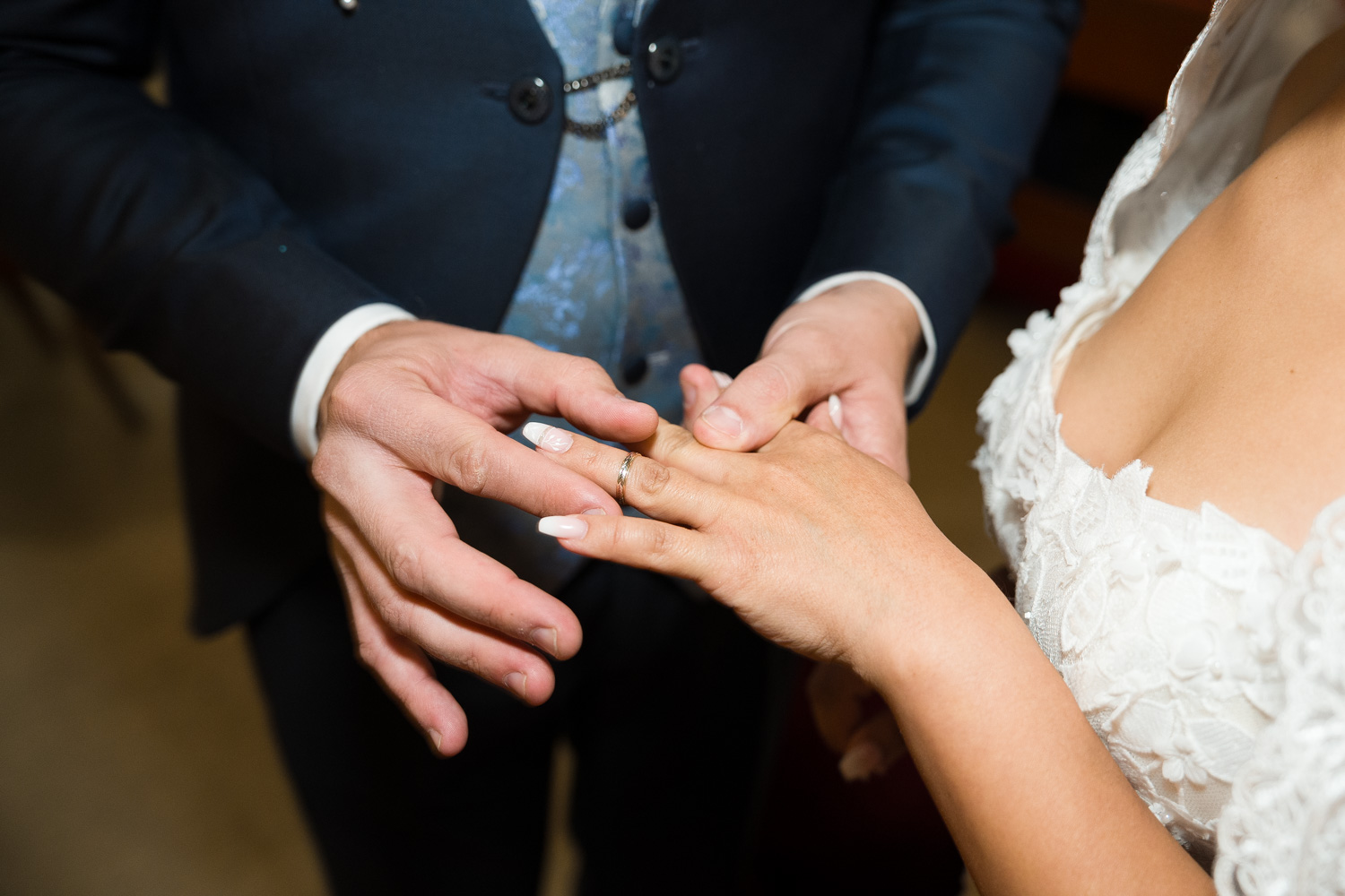 novio coloca anillo de boda a su novia