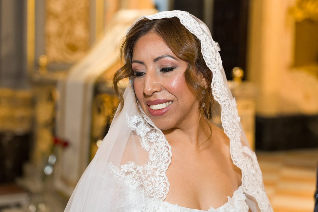 novia sonríe en su boda en Valencia