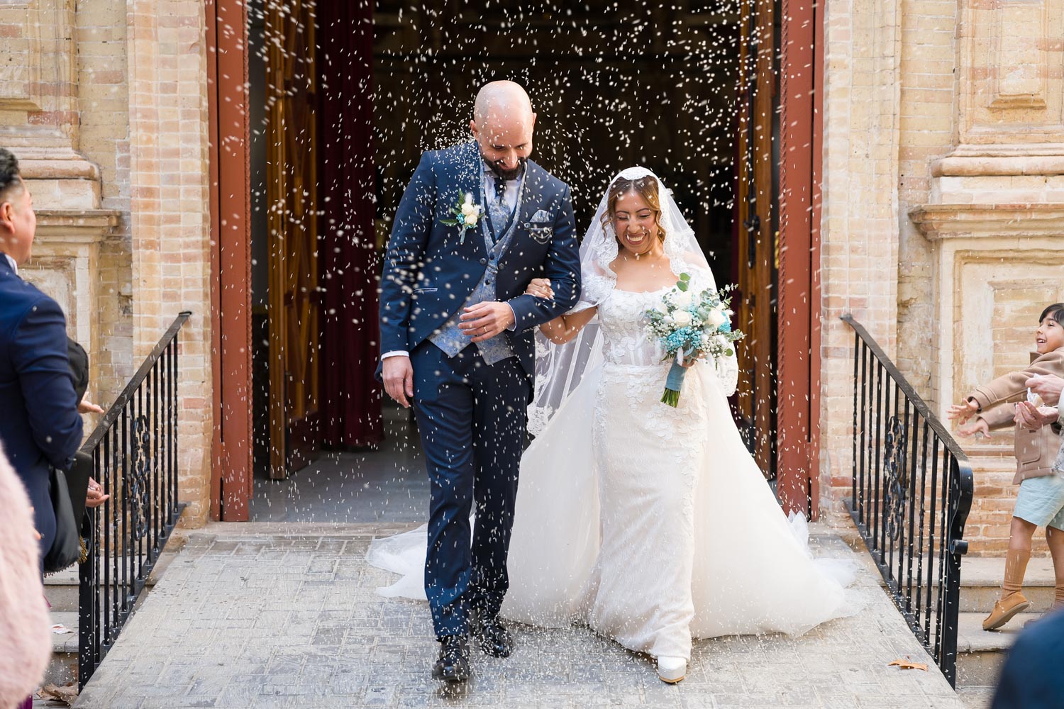 gente lanza arroz a novios en boda