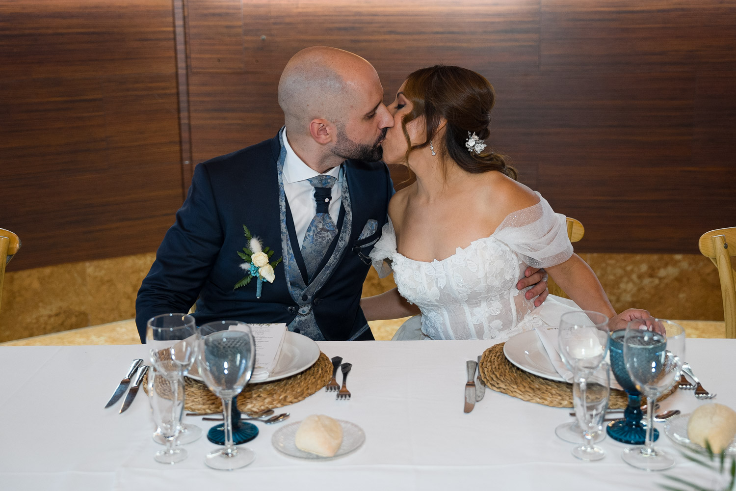 beso de novios en convite de boda