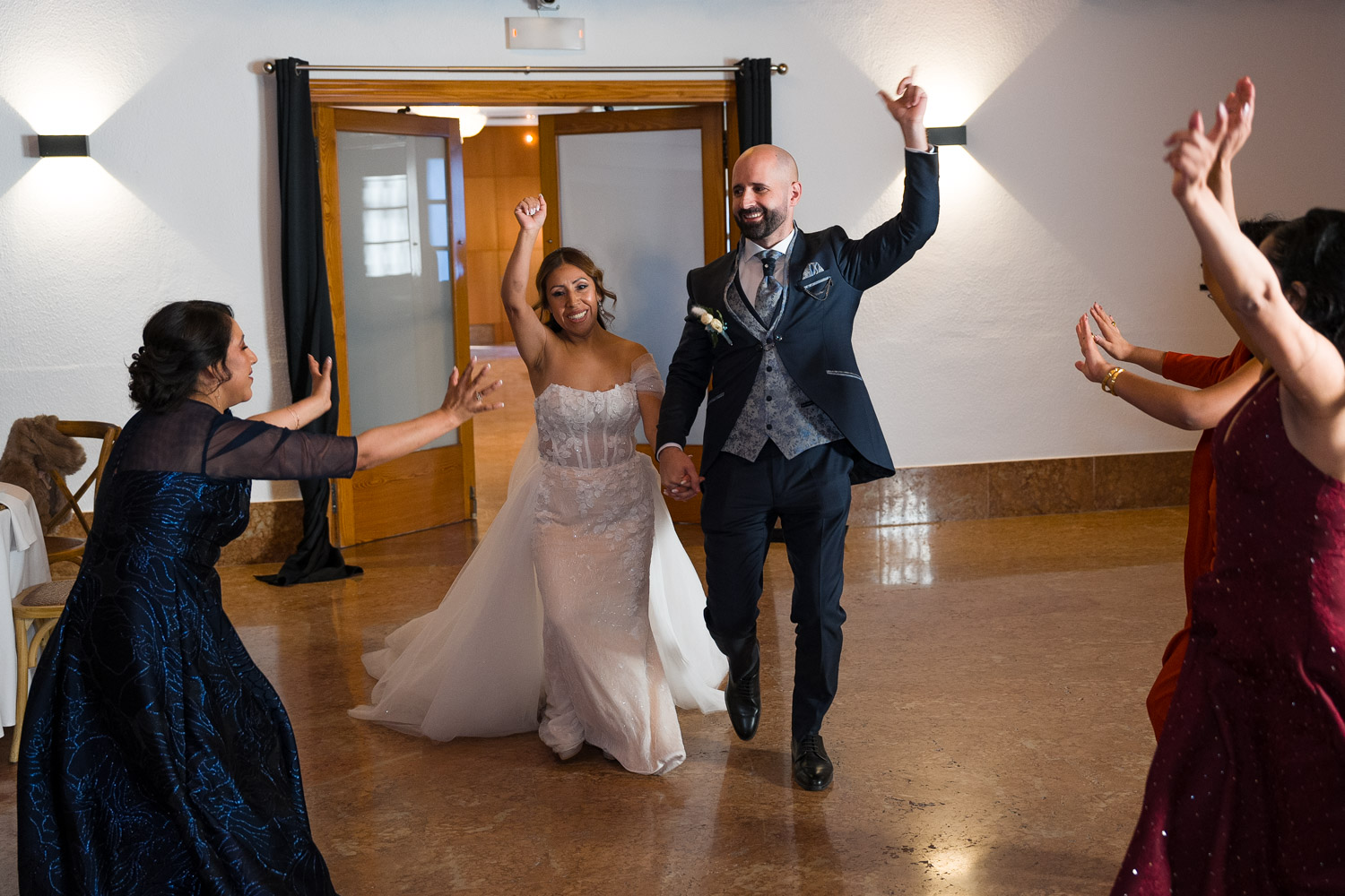 novios entran bailando en salón de bodas