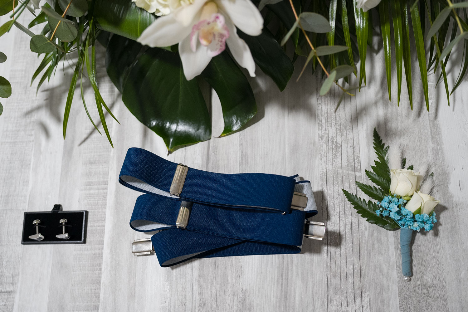 detalles de ropa del novio y accesorios en boda