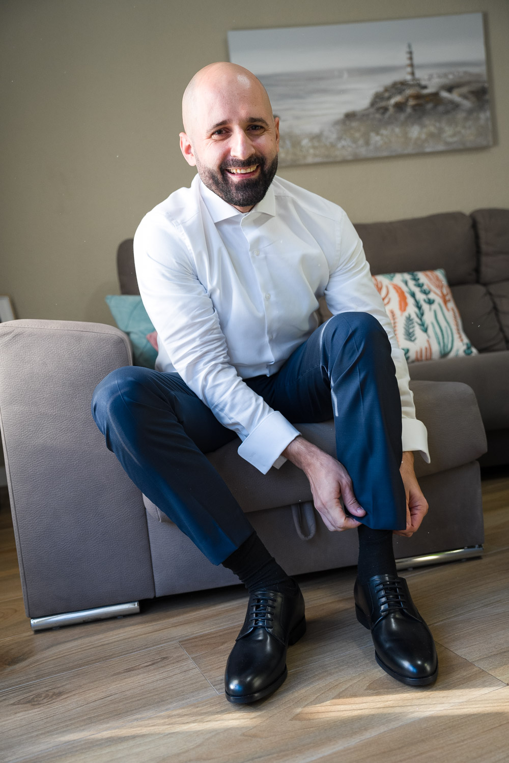 novio se pone zapatos en su casa