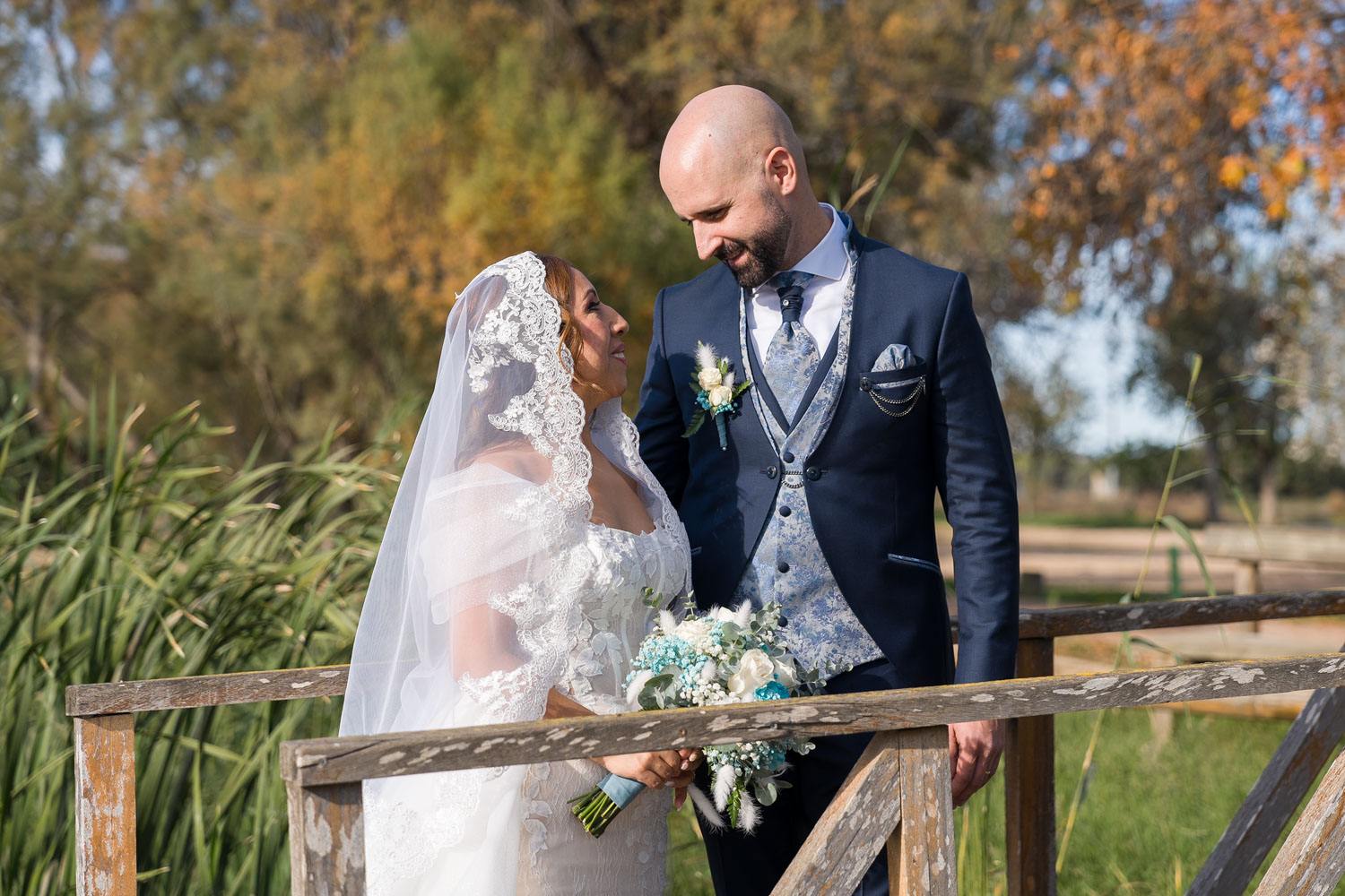 recién casados se miran con cariño