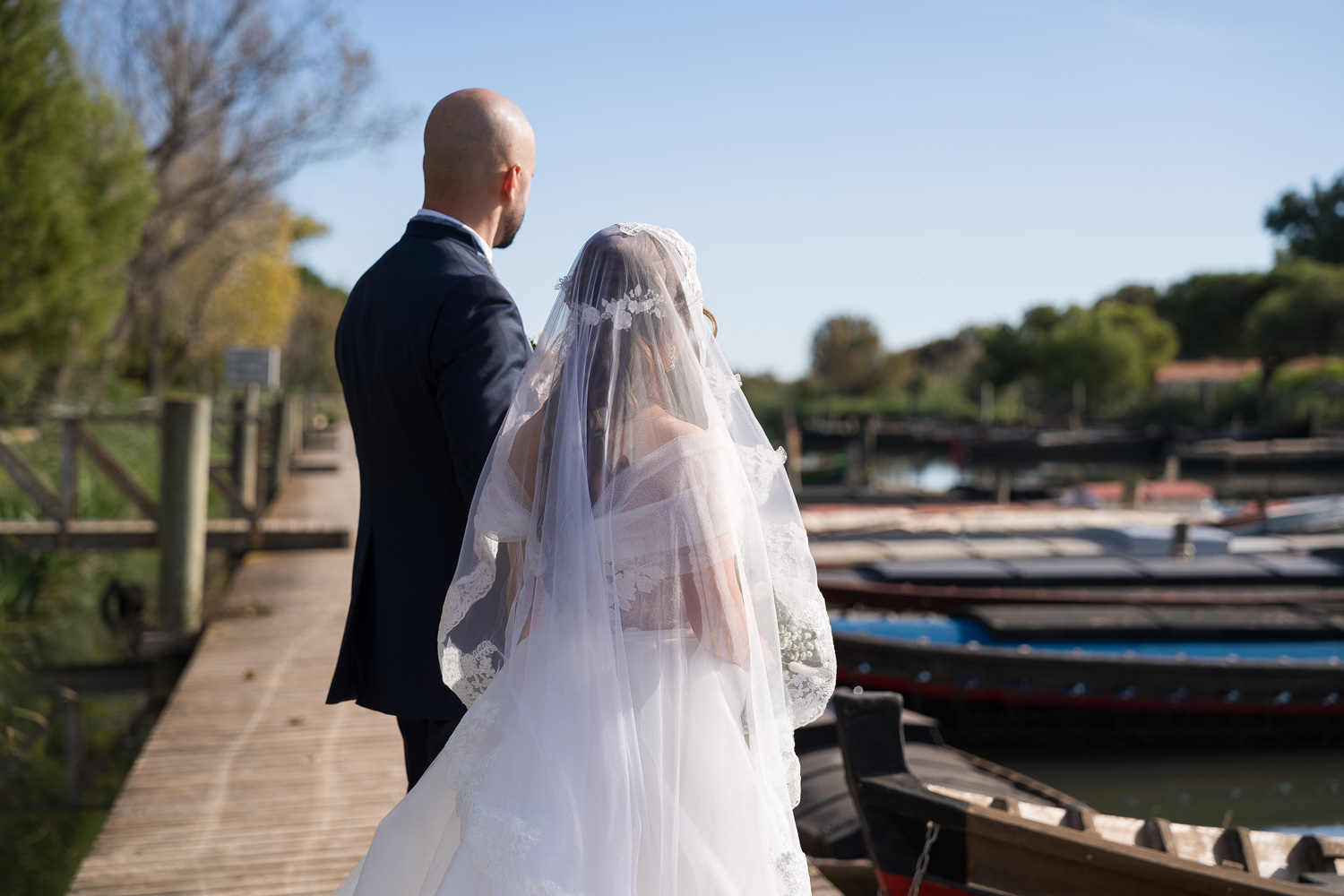 pareja de recién casados mira embarcadero