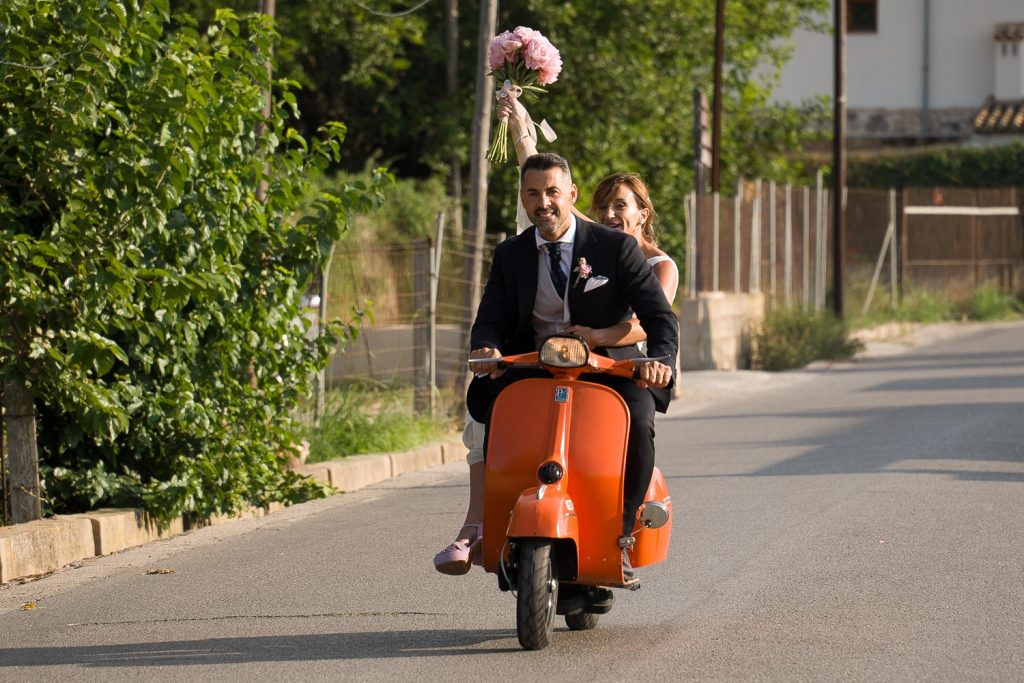 Llegada de novios de boda en vespa