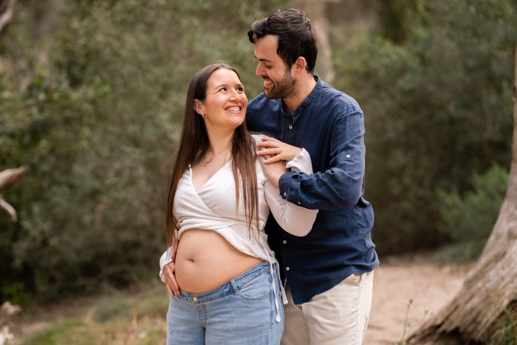 Pareja feliz en sesión de embarazo.