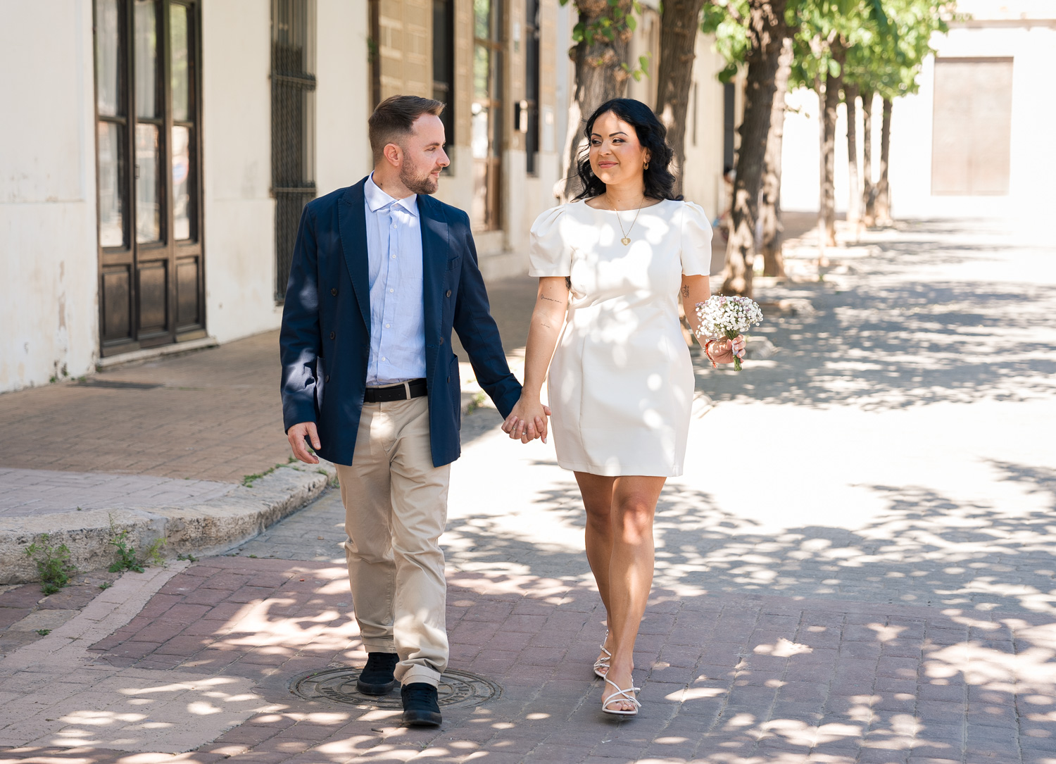 novios caminan antes de casarse