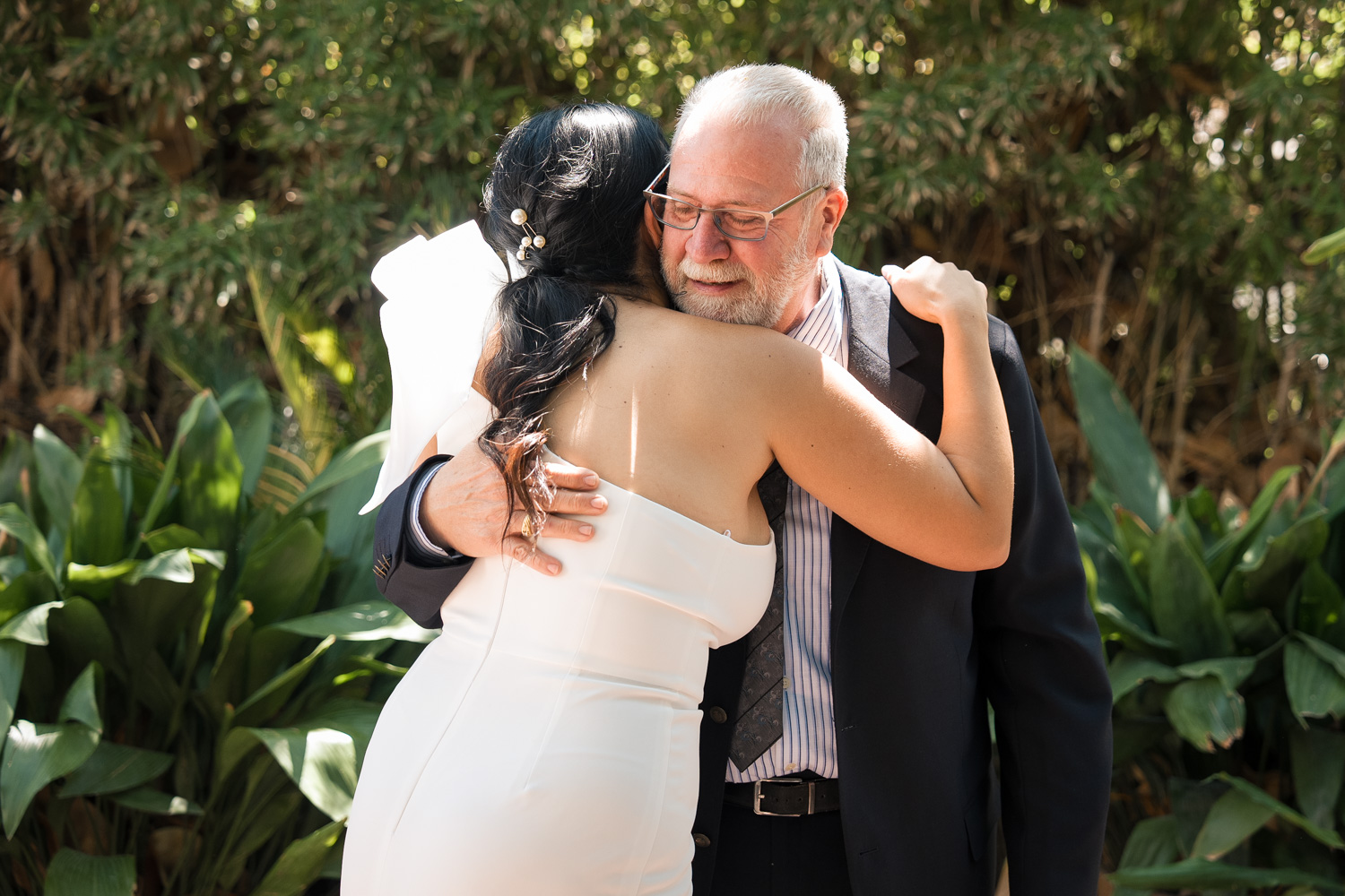 abrazo emotivo de novia y padre