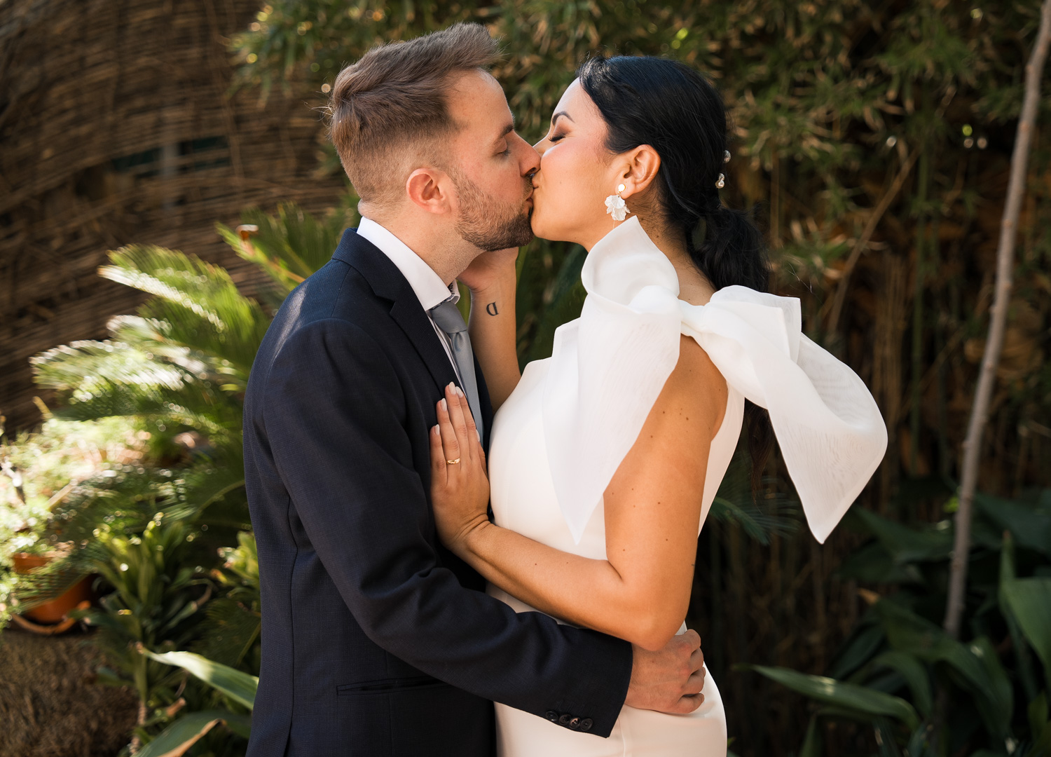 beso de novios de boda en Alquería del Pou