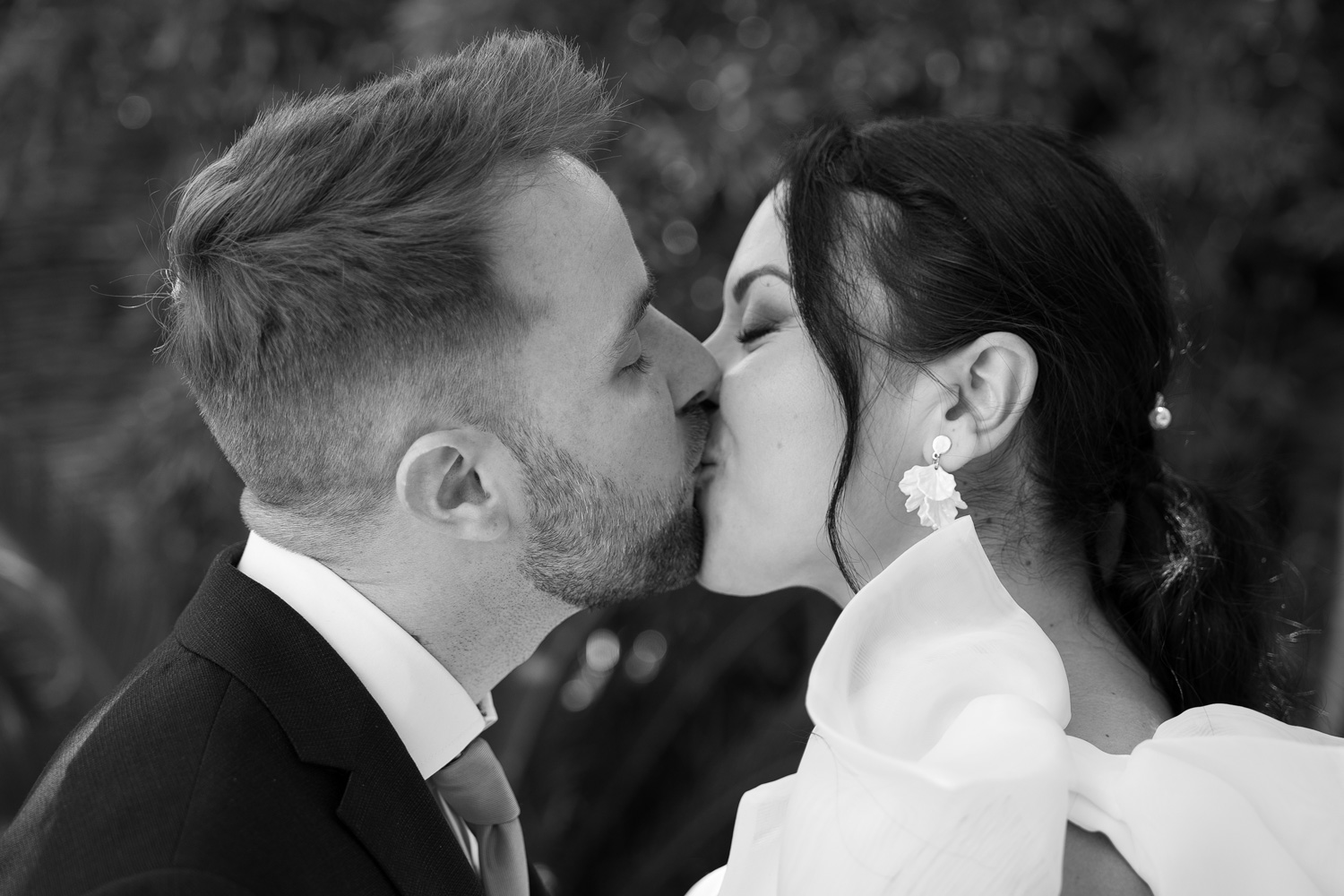 retrato de beso de boda en blanco y negro