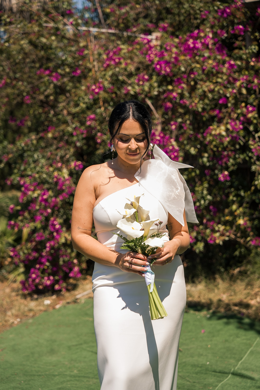 retrato de novia con ramo de flores en Alquería del Pou