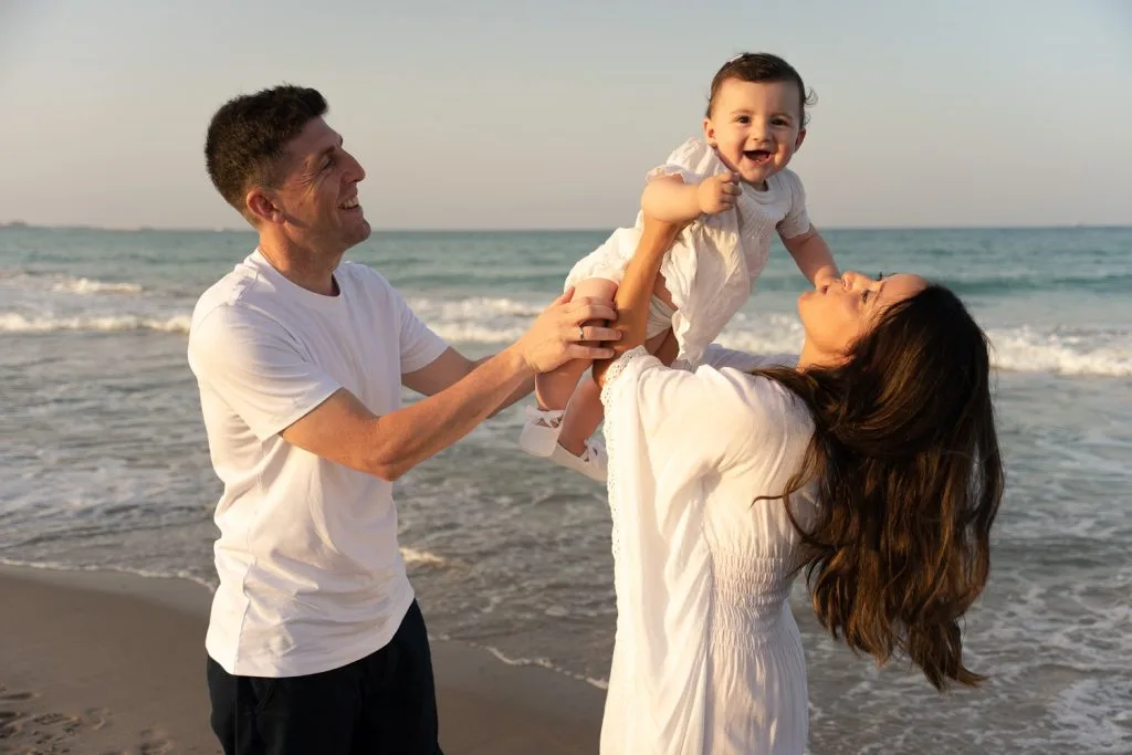 fotografia de familia con bebé en la playa