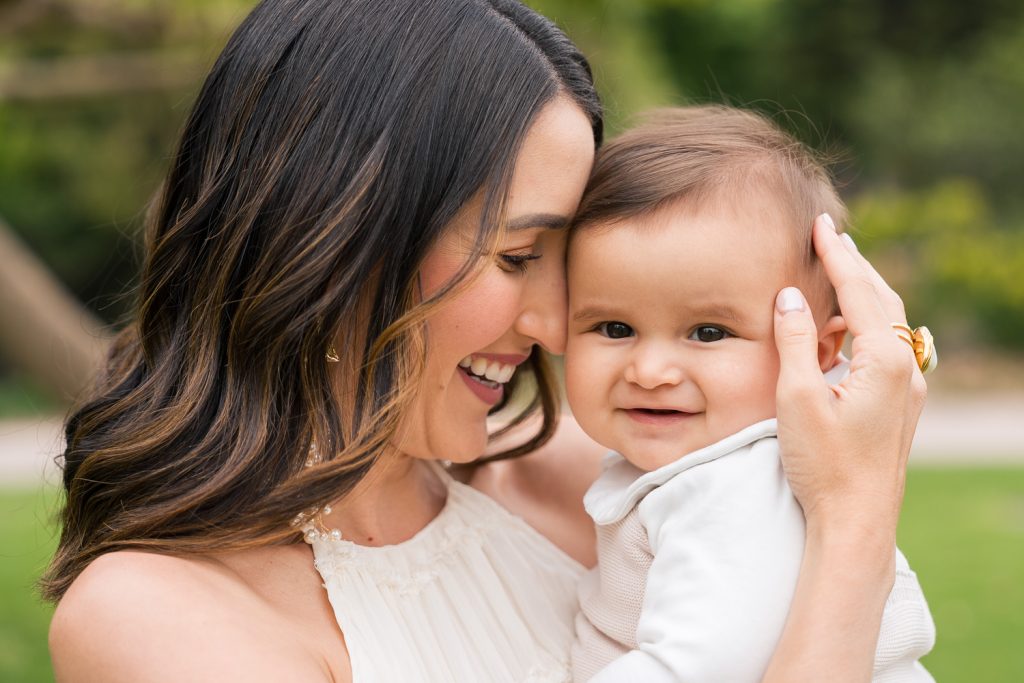 retrato de madre con bebé riendo