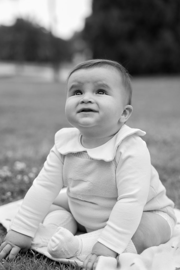 retrato de bebé sentado en blanco y negro