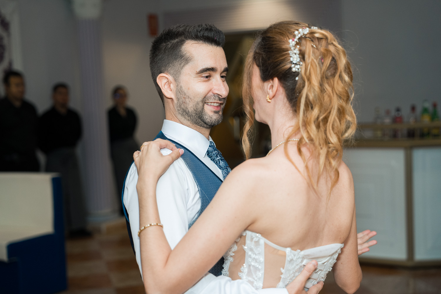 novios de miran en baile nupcial