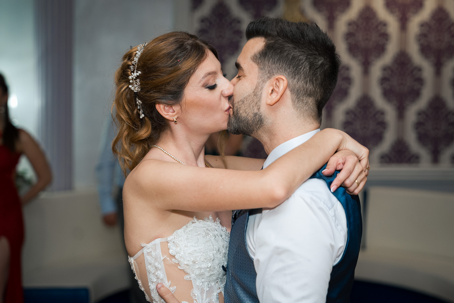 beso de novios en baile de boda