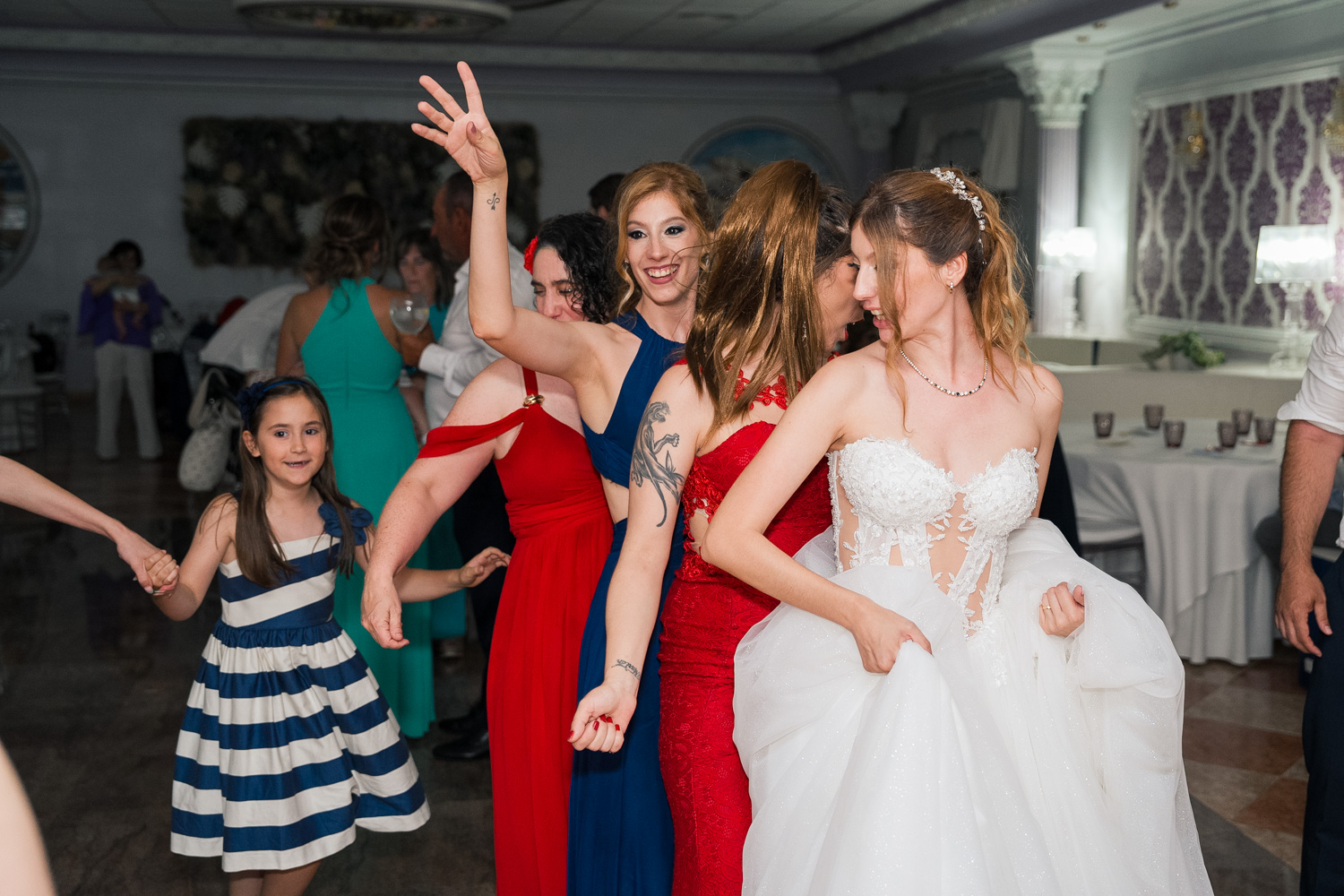 gente baila en boda
