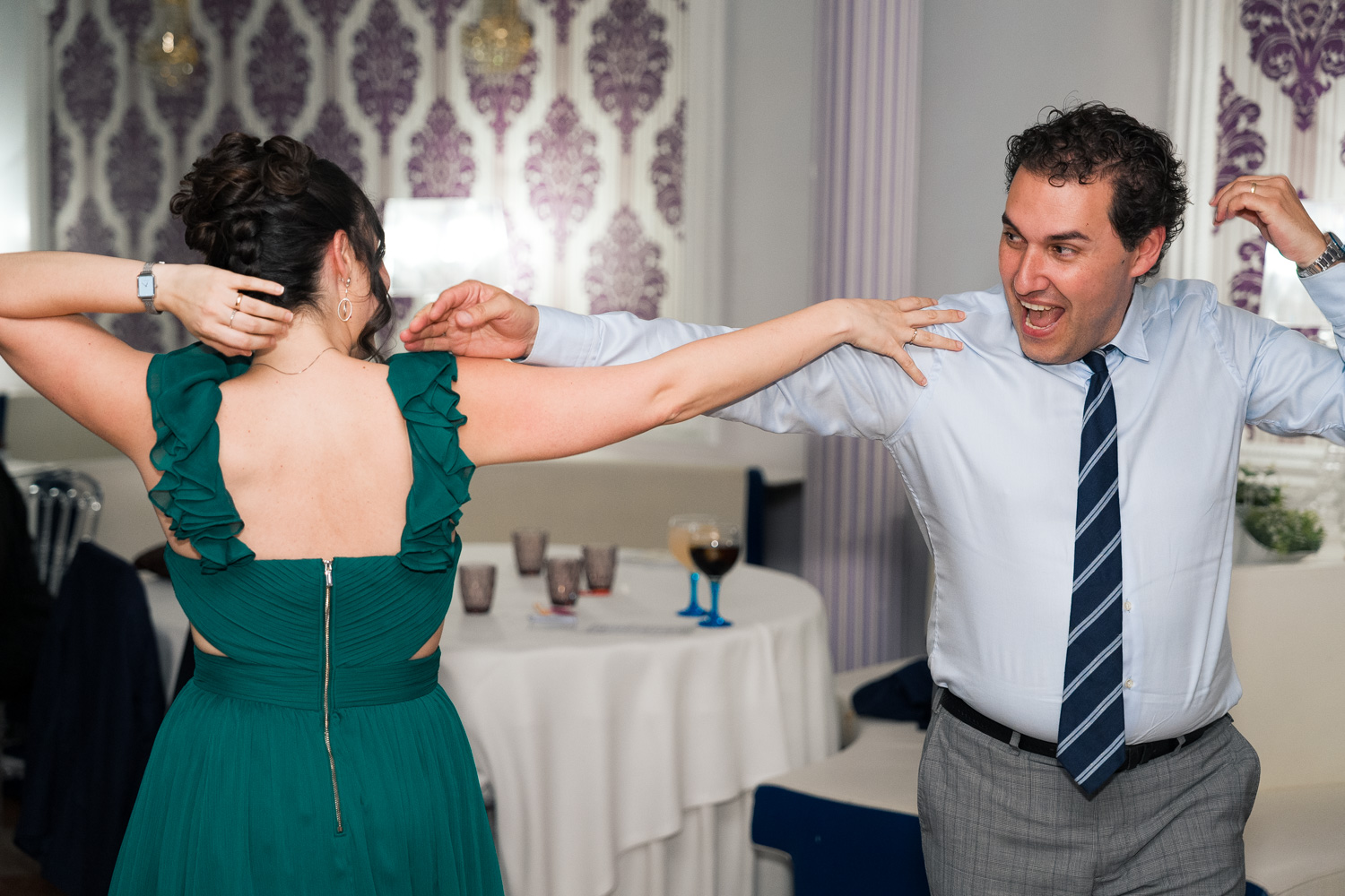pareja baila en boda