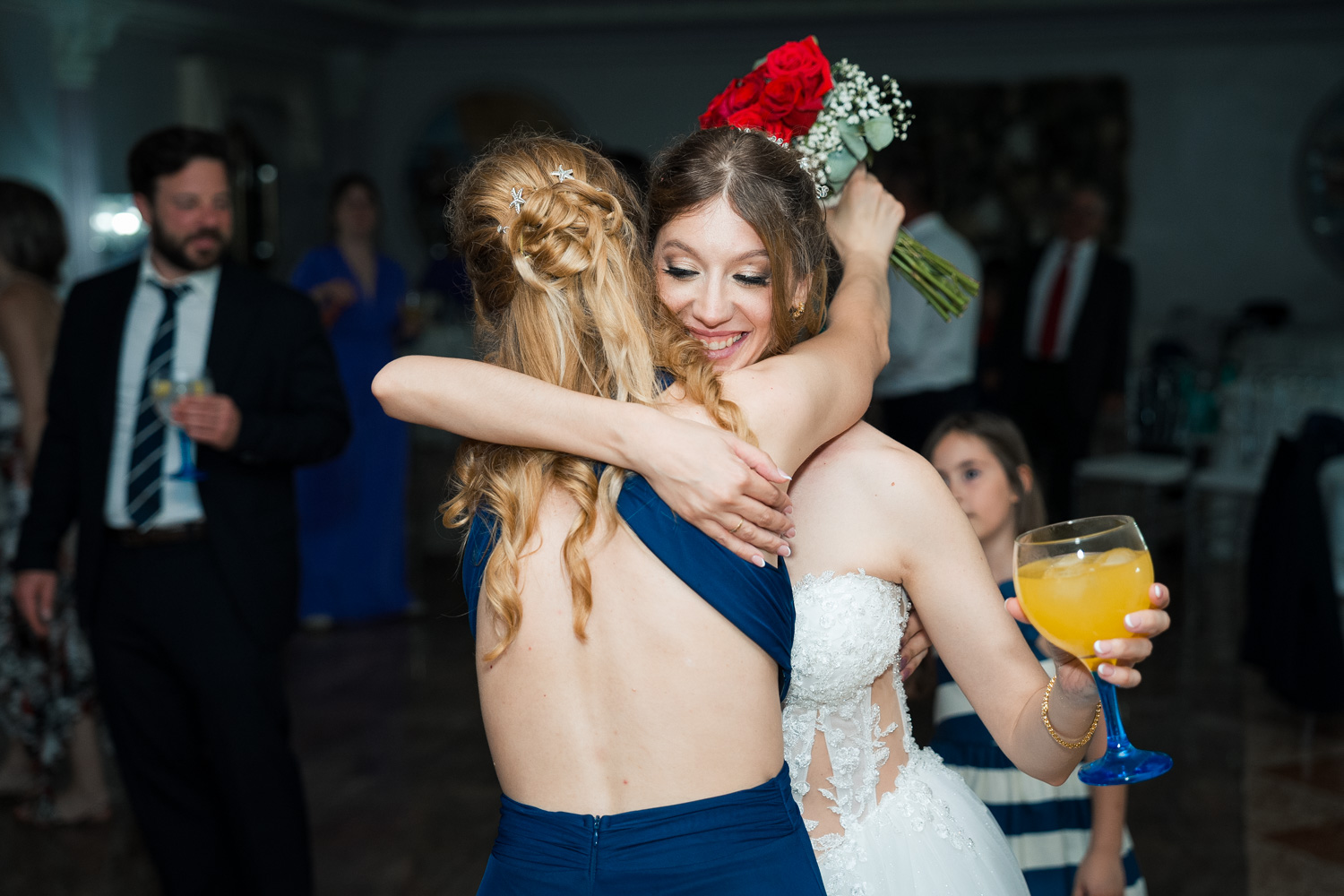 hermanas se abrazan en fiesta de boda