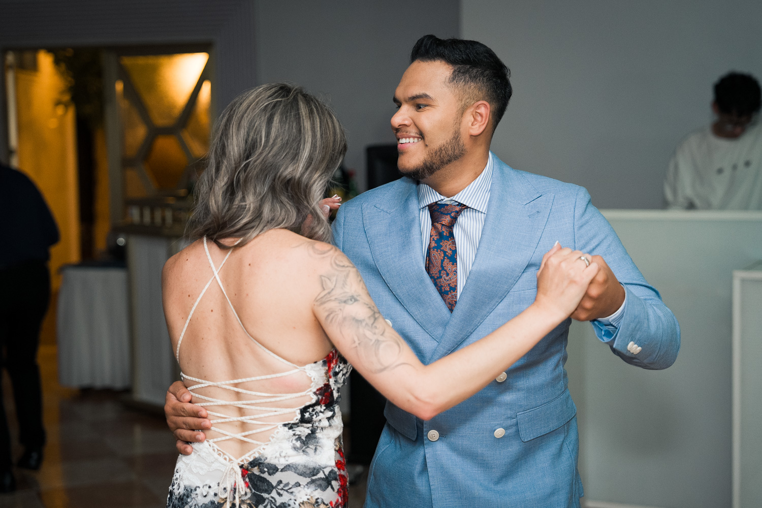 invitados bailan