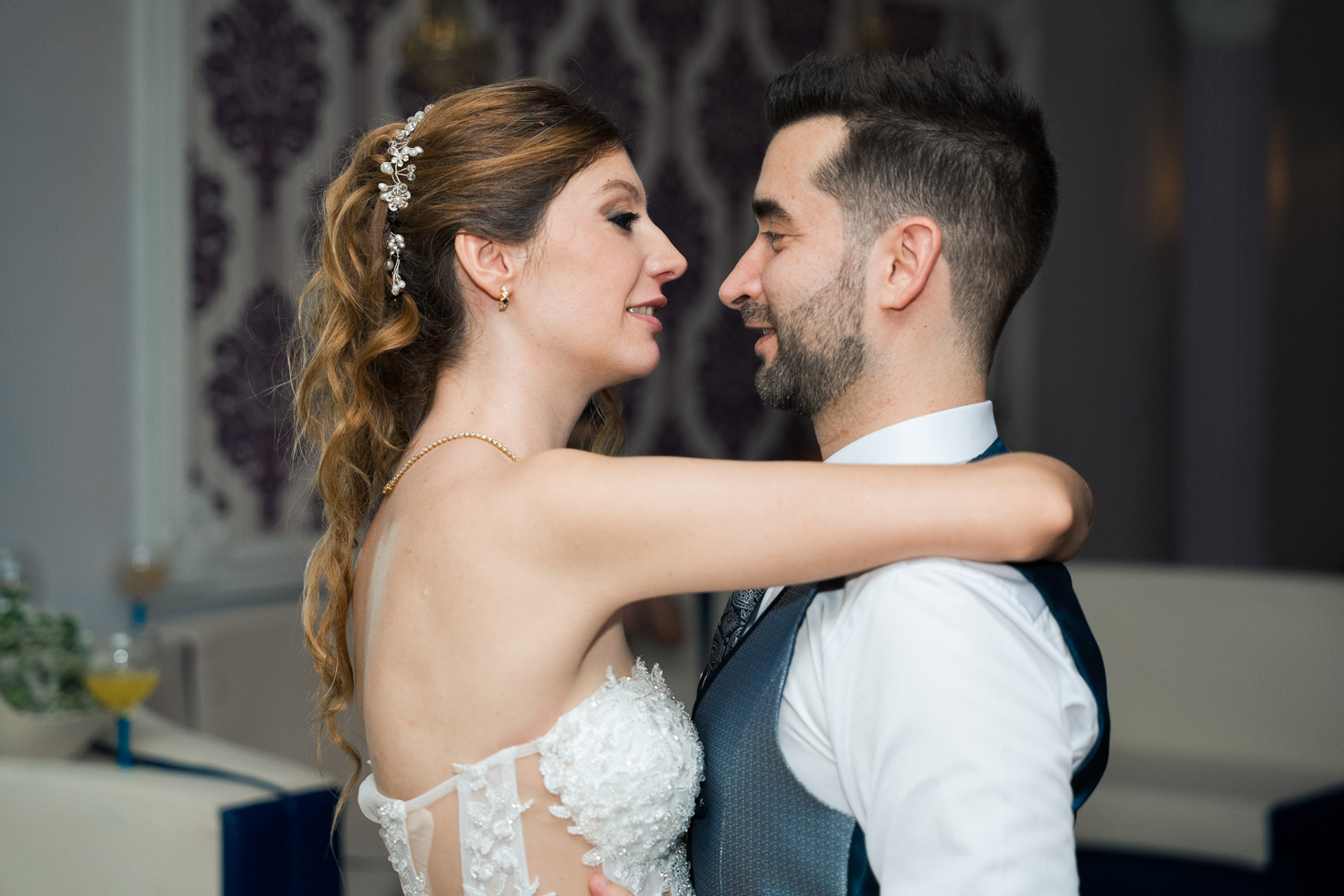 retrato de novios que se miran con amor en boda
