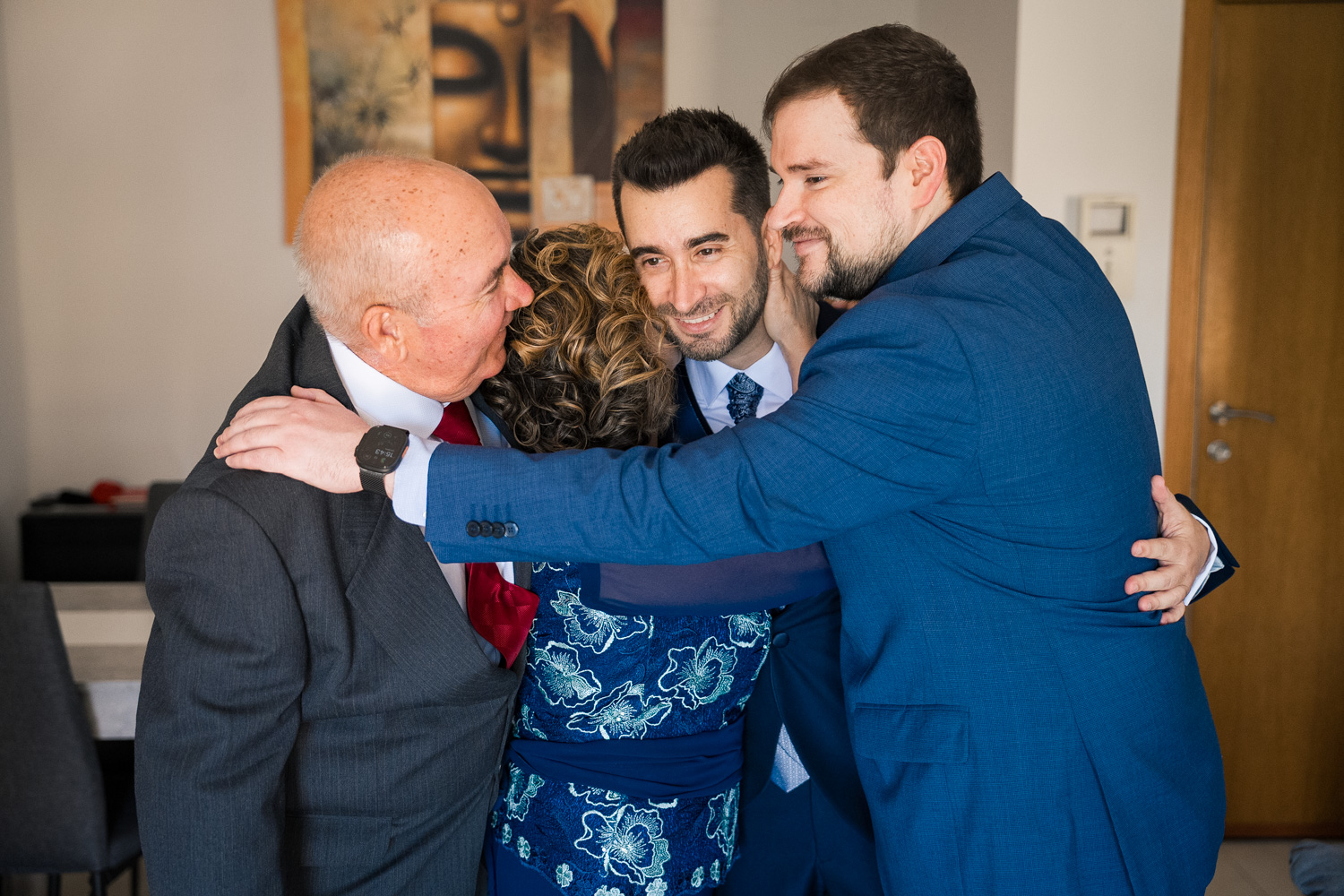 abrazo familia de novio en su boda