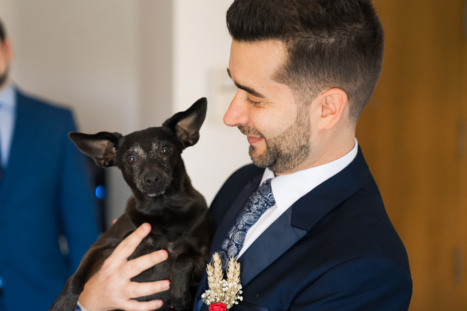 retrato de novio con su perro