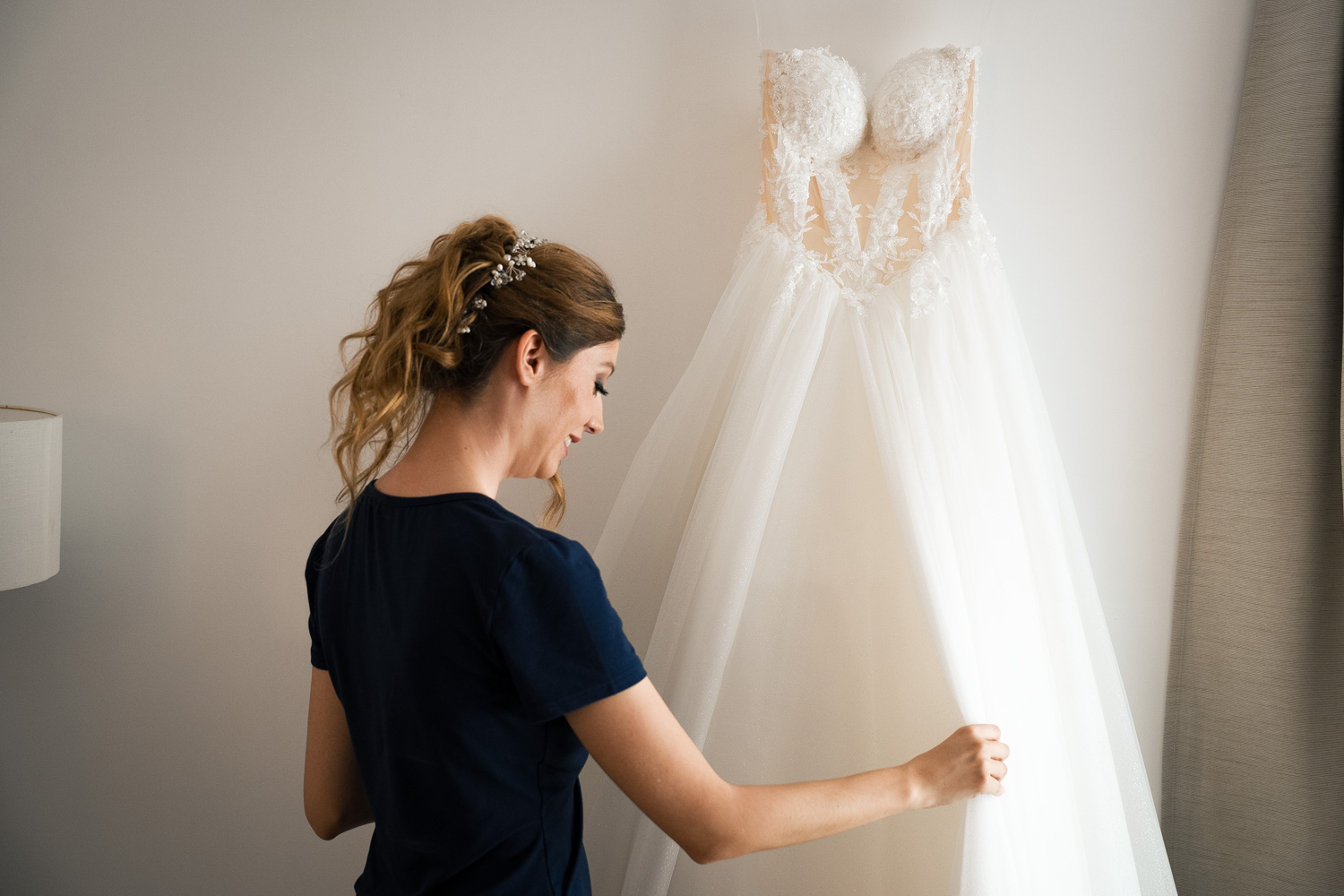 novia acaricia su vestido de no boda